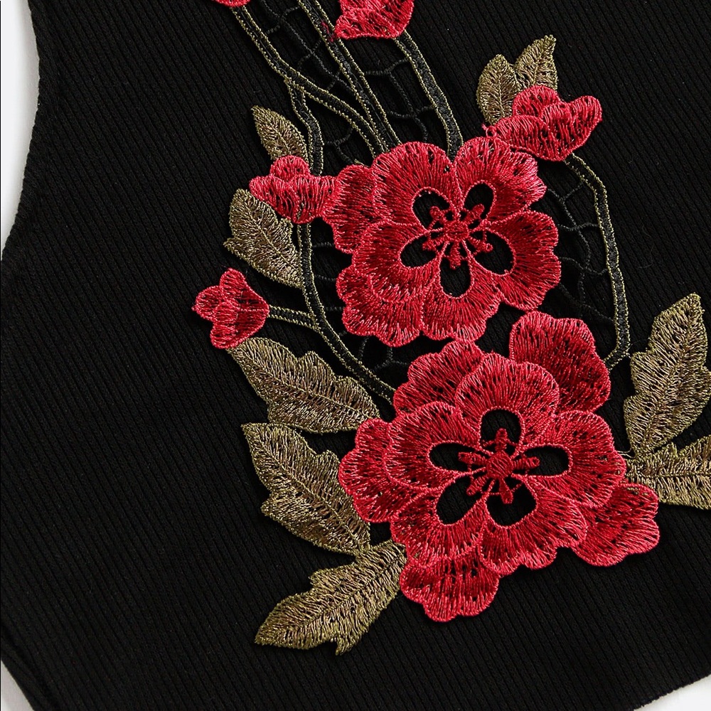 🌟5/$25🌟Embroidered Crop Top - Picture 4 of 5